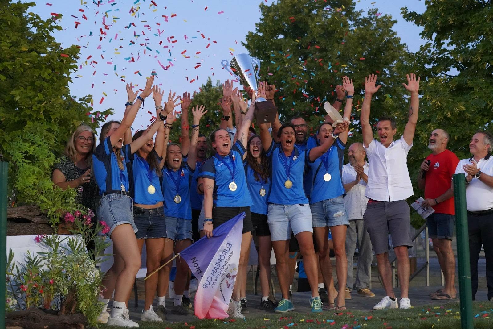Une équipe de tambourin réunie pour célébrer une victoire