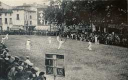Partie de jeu de balle au tambourin, photographie d’archives